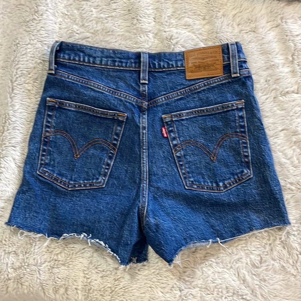 Levi’s Ribcage Shorts - Picture 2 of 4